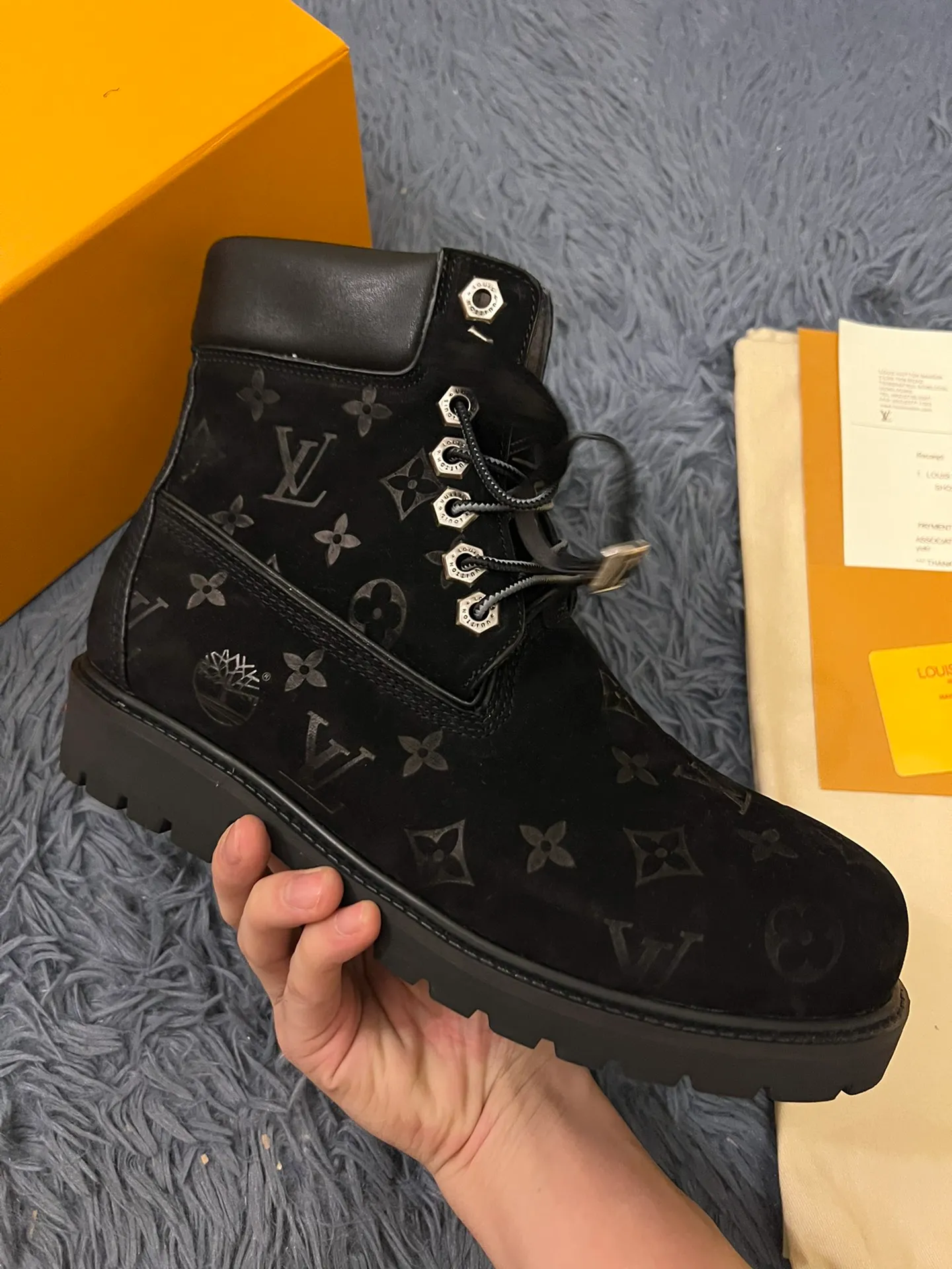 👟👟Ex-factory price 680👟👟 Men's size +10 LV x Timberland Louis Vuitton "Luxury Western" has been initially constructed, and the last link is the "shoes" that can make the style complete and communicative, so the "Shoe King of the Year" came into being. A major collaboration of the season, in a short video of only a few seconds, Fei Dong lifted the legs of his jeans to reveal a pair of classic Timberland rhubarb boots with the LV logo printed on the tongue. He then folded the tongue to reveal the Monogram logo printed on the inside. Size: 35-46